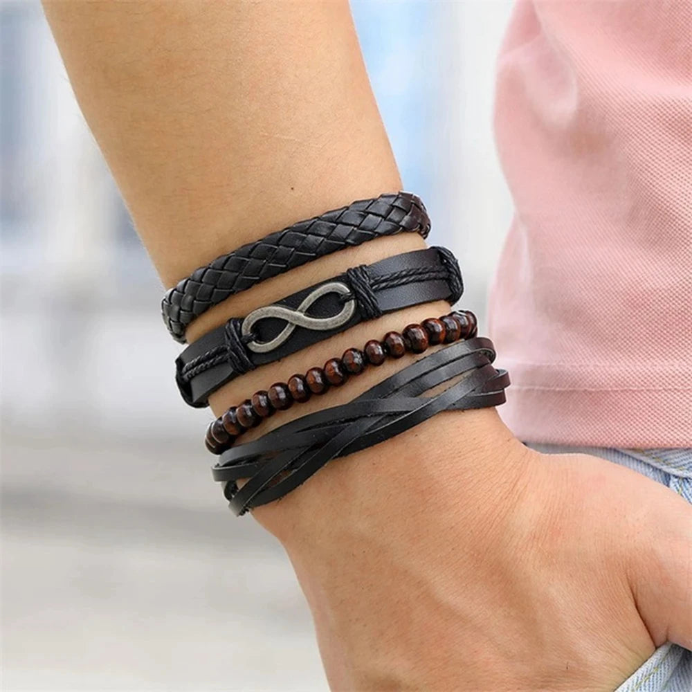 Bracciale in pelle e lega di zinco. Set 4 pezzi, misura regolabile da 26 a 31 cm.