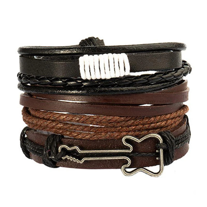 Bracciale in pelle e lega di zinco. Set 4 pezzi, misura regolabile da 26 a 31 cm.