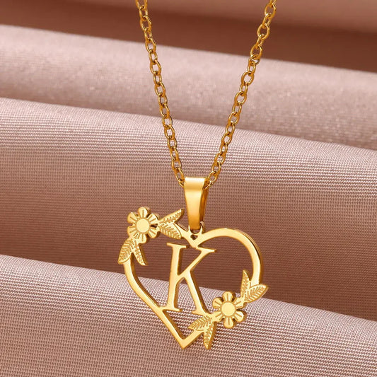 Collana girocollo a maglie in acciaio inossidabile con ciondolo a forma di cuore con lettera alfabeto (a scelta) all’interno.