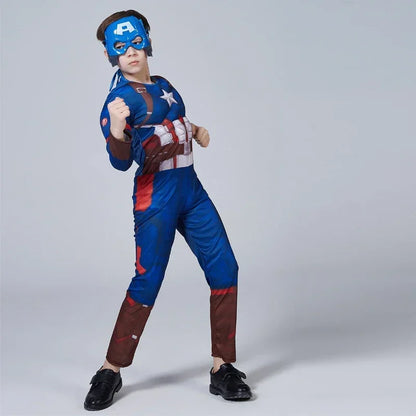 Costume per carnevale da Capitan America. L’abito di uno dei super eroi più amati dai bambini con accessori..