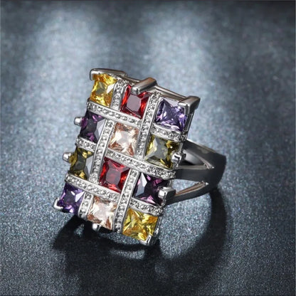 Anello in Lega di Zinco con Pietre di Cristallo Colorate:” Eleganza e Luminosità.